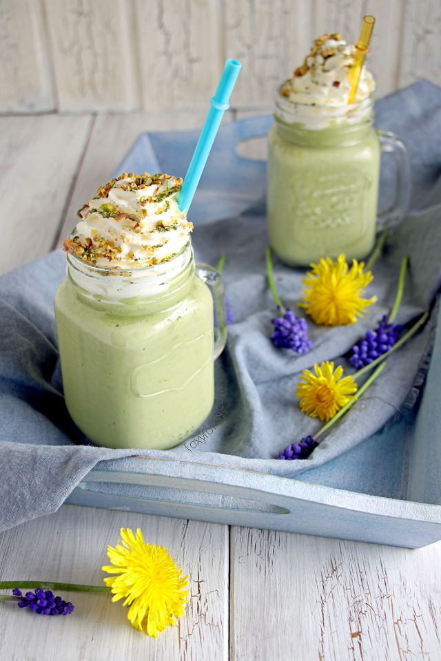 Try this refreshing avocado smoothie with a touch of matcha and salted pistachio sprinkles! | www.foxyfolksy.com