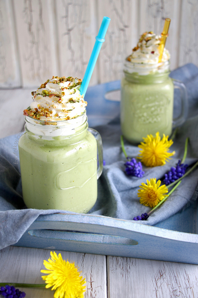 Try this refreshing avocado smoothie with a touch of matcha and salted pistachio sprinkles! | www.foxyfolksy.com