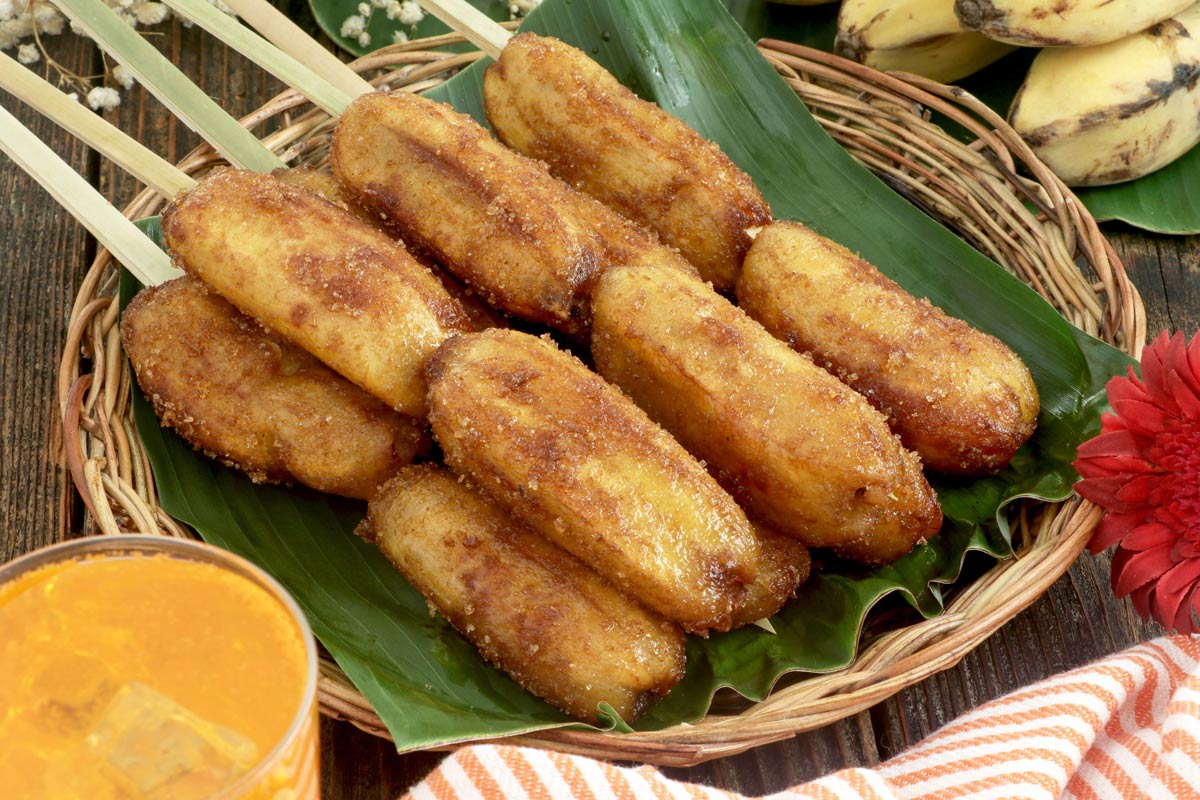 Deep-fried Saba bananas coated with crisp caramelized sugar.