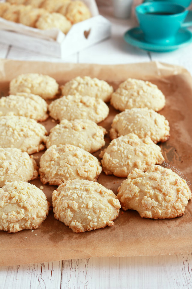 Filipino Cheese Bread is popular breakfast or afternoon snack. It is sweet and milky unlike other cheese bread there is! | www.foxyfolksy.com 