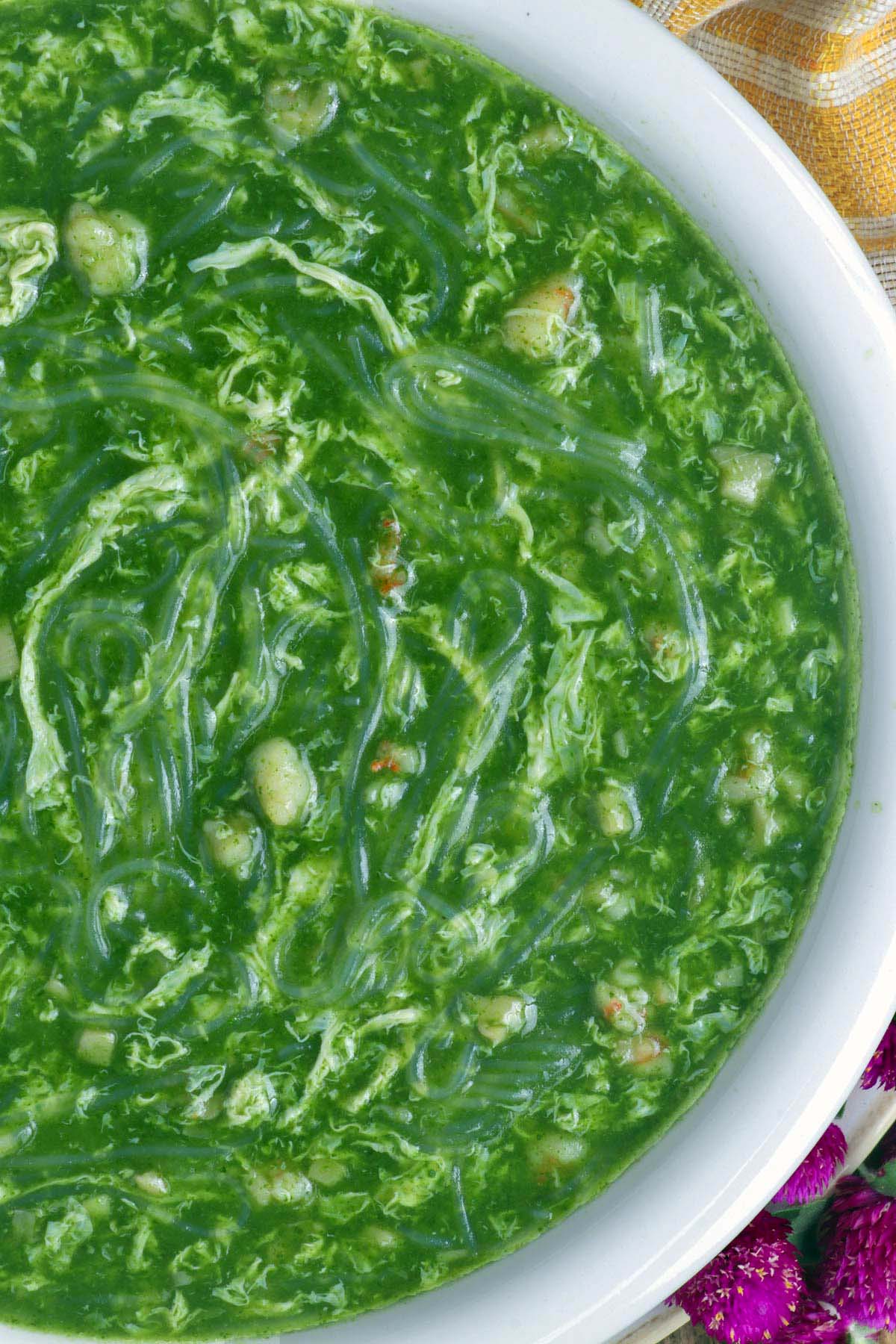 Spianch soup in a serving bowl.