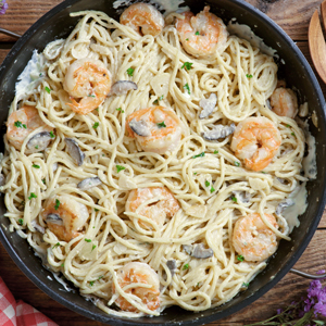 Super creamy prawn pasta with prawns, garlic, and mushrooms.