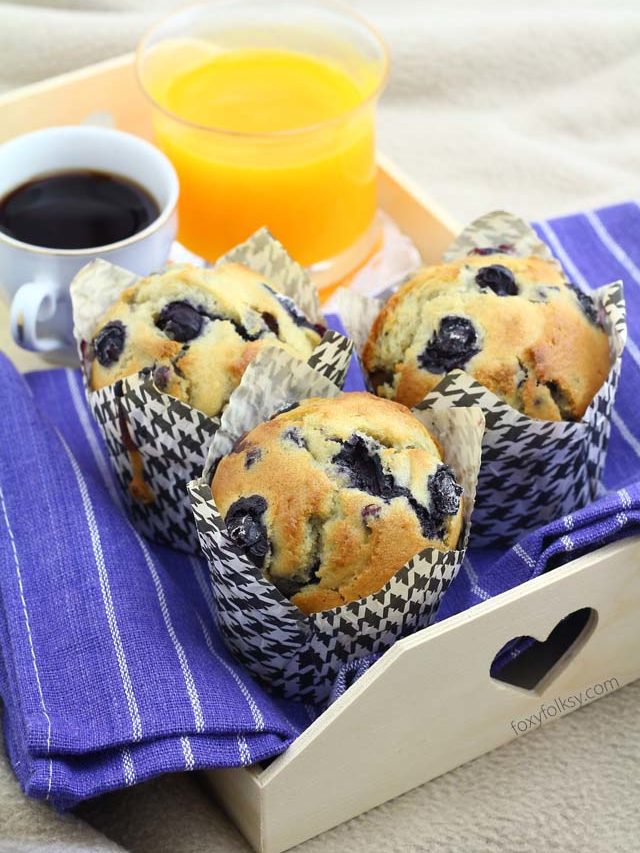 Get this easy recipe of blueberry muffins, perfect for breakfast of snack! | www.foxyfolksy.com