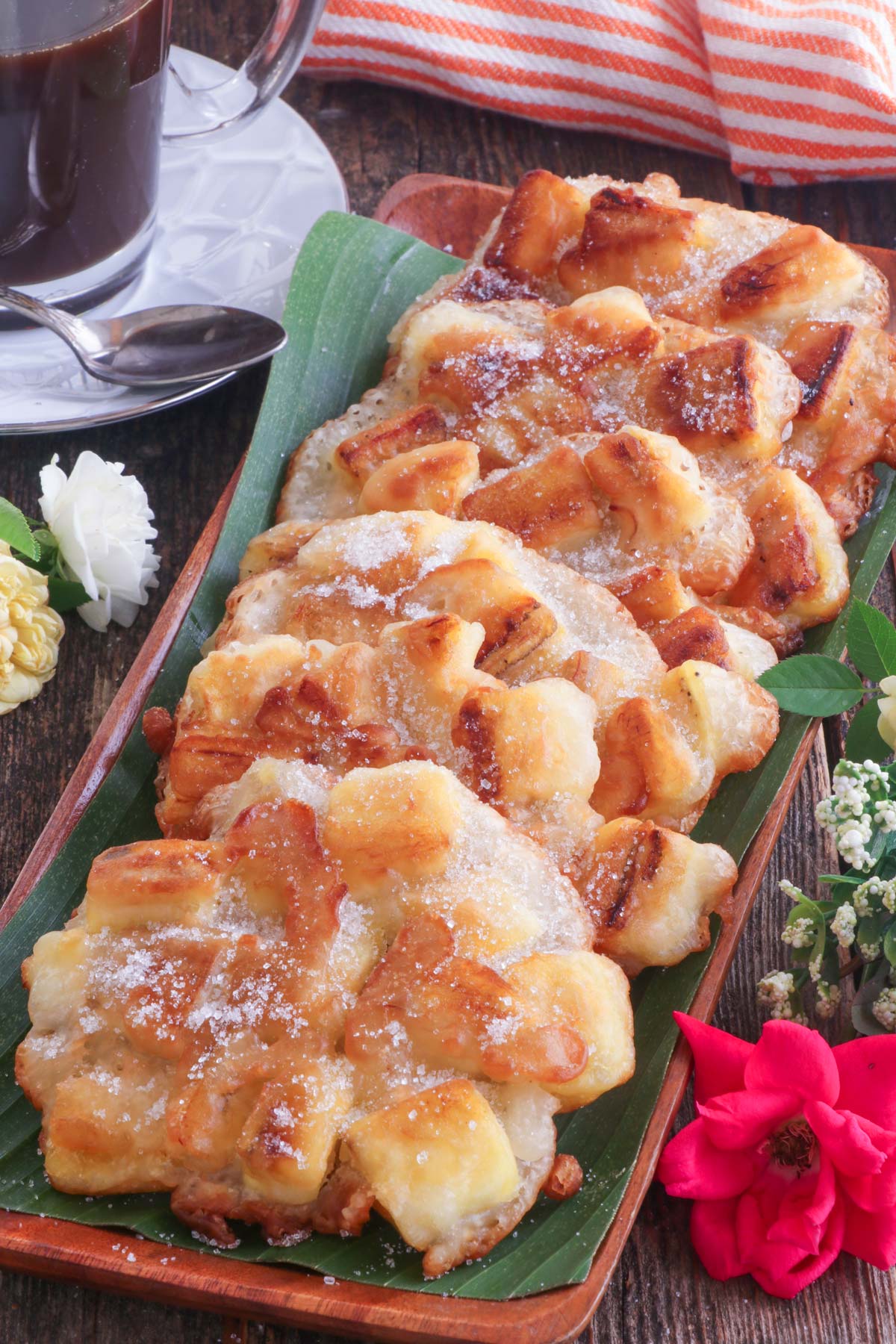 Fried banana coated in batter then sprinkled with sugar.