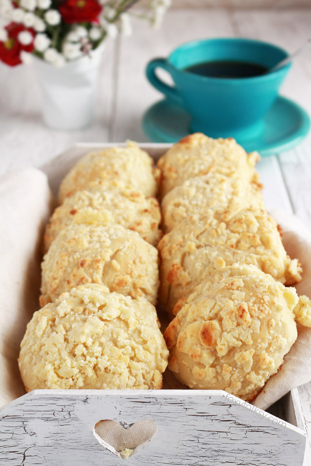 Filipino Cheese Bread is popular breakfast or afternoon snack. It is sweet and milky unlike other cheese bread there is! | www.foxyfolksy.com