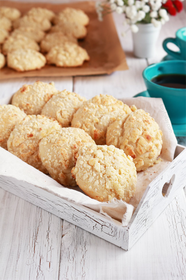 Filipino Cheese Bread is popular breakfast or afternoon snack. It is sweet and milky unlike other cheese bread there is! | www.foxyfolksy.com 