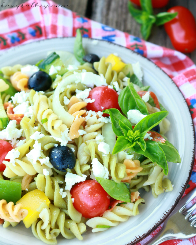 Looking for the perfect summer salad? Try this easy Greek pasta salad with fresh and crisp veggies tossed in aromatic Greek dressing and tangy feta cheese. | www.foxyfolksy.com