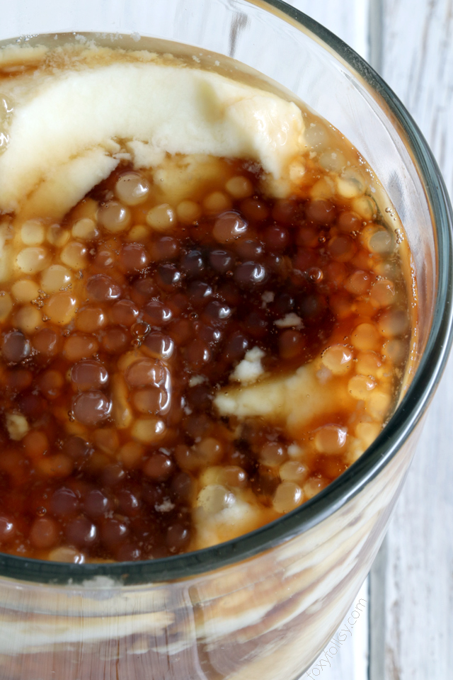 Try this taho recipe and learn how to make taho at home. It is really easy. | www.foxyfolksy.com