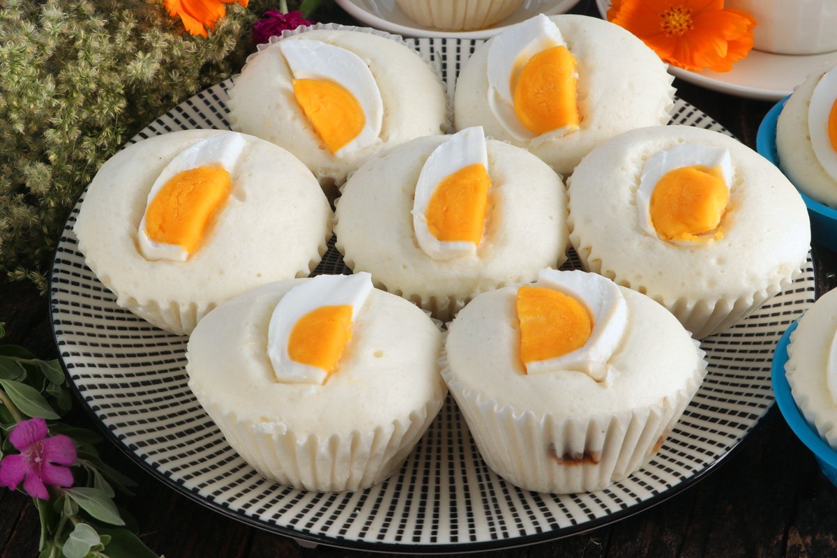 Small steamed rice cakes with filling and salted egg toppings.