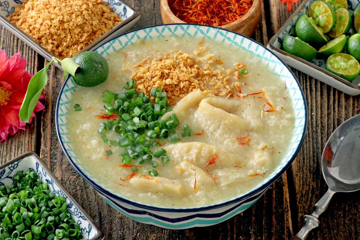 Simple rice porridge with beef tripes.