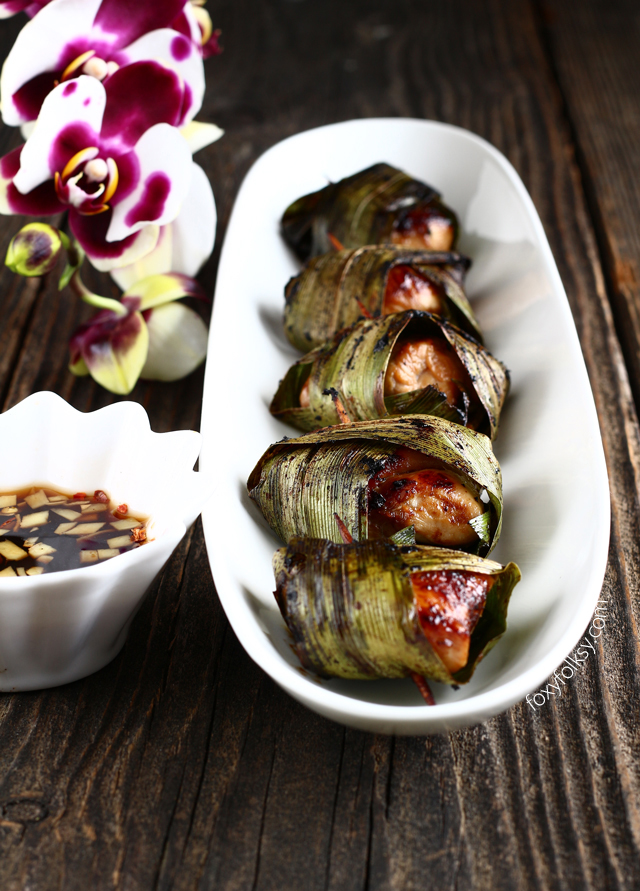 You've got to try this aromatic and savory Thai pandan chicken recipe! Gai haw bai toey is a Thai dish of fried chicken wrapped in pandan leaves. | www.foxyfolksy.com