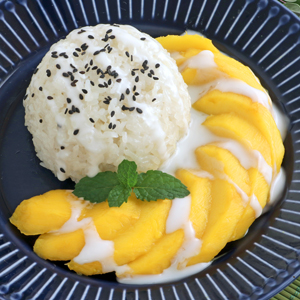 Popular Thai snack made with slices of ripe mangoes served with creamy sticky rice.